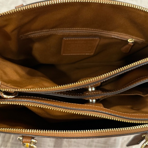 Coach Christie - Picture 9 of 15